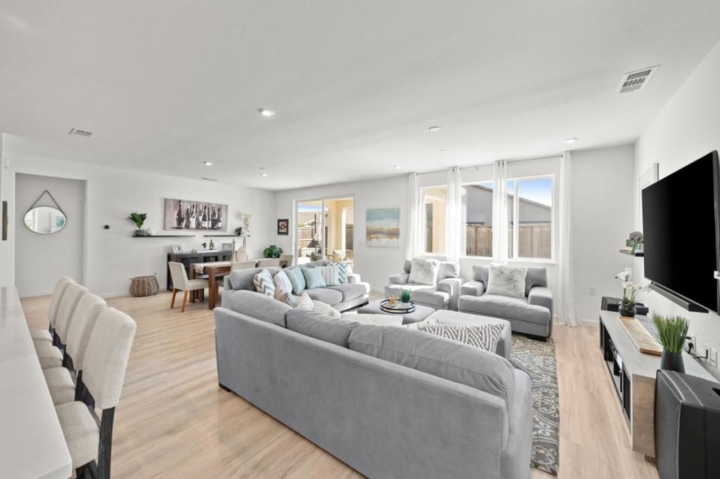 Image 3 of property listing at 9264 Odyssey Circle, Elk Grove, CA 95624