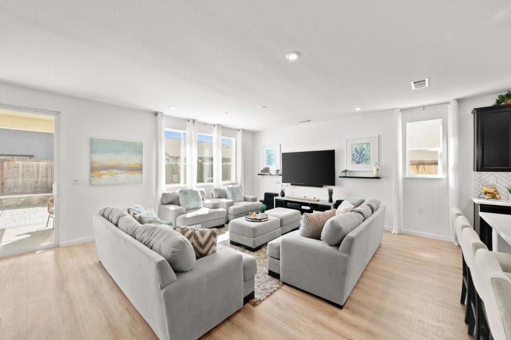 Image 4 of property listing at 9264 Odyssey Circle, Elk Grove, CA 95624