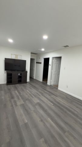 306 Broadmoor A, Arlington, TX 76010