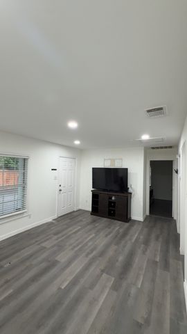 306 Broadmoor A, Arlington, TX 76010