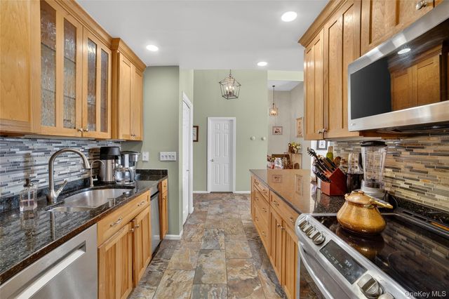 341 Furnace Dock Road 11, Cortlandt Manor, NY 10567