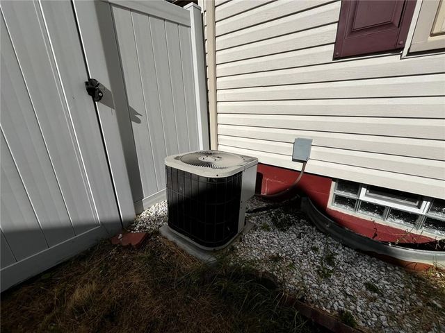 890 Woodland Rd, Sharpsville, PA 16150