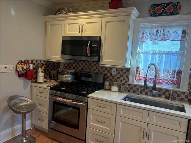 25 Rutland Road, Freeport, NY 11520