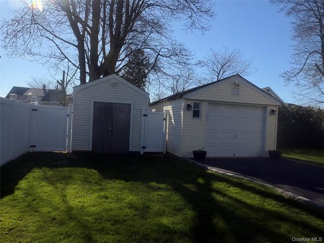 25 Rutland Road, Freeport, NY 11520