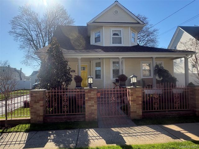 25 Rutland Road, Freeport, NY 11520