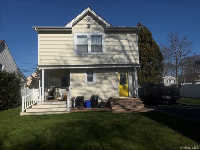 25 Rutland Road, Freeport, NY 11520
