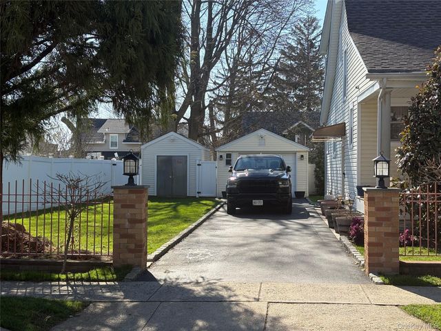 25 Rutland Road, Freeport, NY 11520