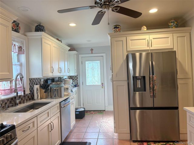 25 Rutland Road, Freeport, NY 11520