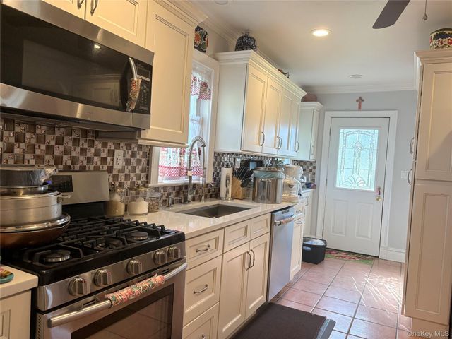 25 Rutland Road, Freeport, NY 11520