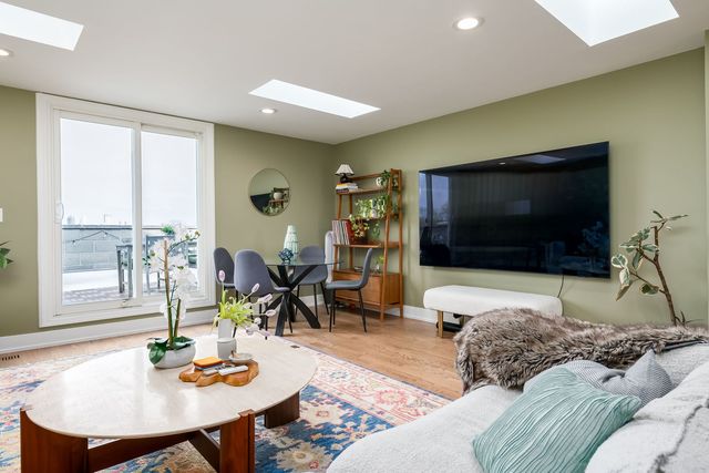 2849 N Damen Avenue 3, Chicago, IL 60618