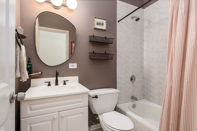 2849 N Damen Avenue 3, Chicago, IL 60618