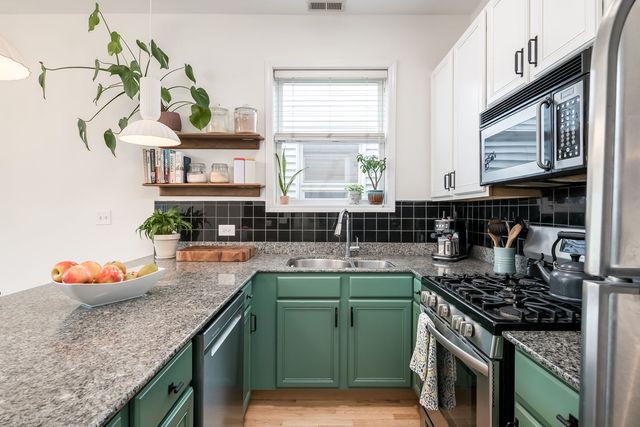 2849 N Damen Avenue 3, Chicago, IL 60618