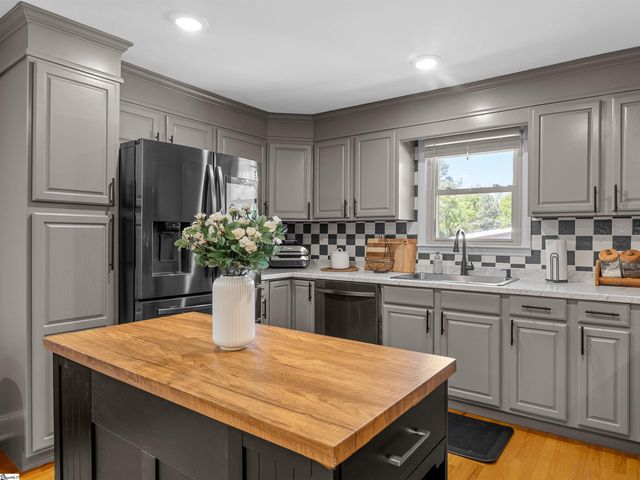 2228 Cross Anchor Road, Woodruff, SC 29388