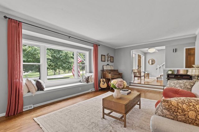 717 St Johns DRIVE, Delafield, WI 53018