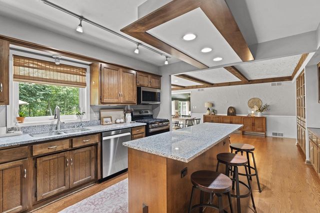 717 St Johns DRIVE, Delafield, WI 53018
