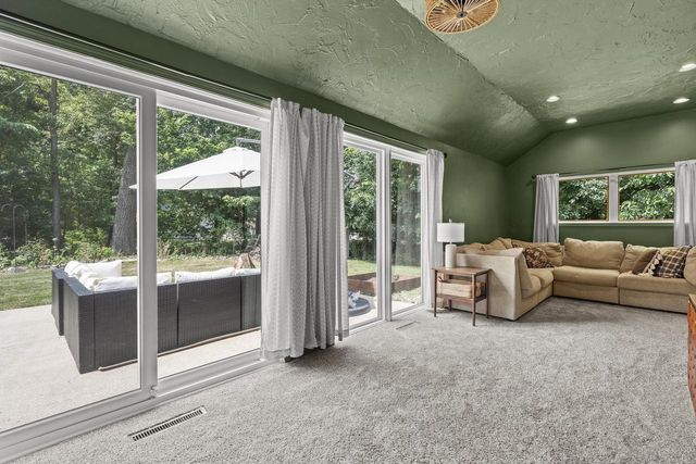 717 St Johns DRIVE, Delafield, WI 53018