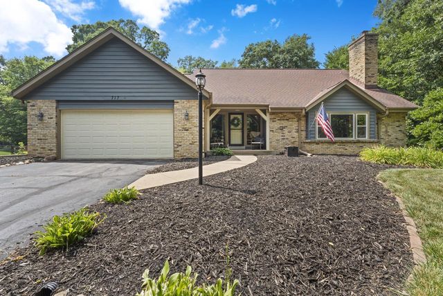 717 St Johns DRIVE, Delafield, WI 53018