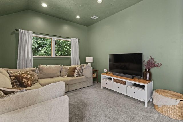 717 St Johns DRIVE, Delafield, WI 53018