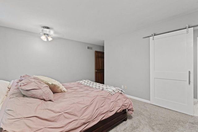 717 St Johns DRIVE, Delafield, WI 53018