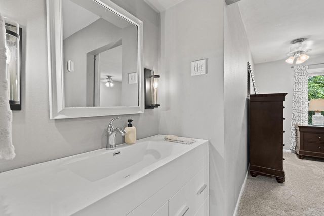 717 St Johns DRIVE, Delafield, WI 53018