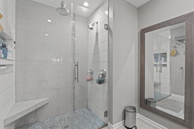 717 St Johns DRIVE, Delafield, WI 53018