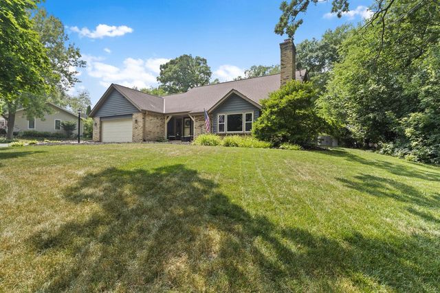 717 St Johns DRIVE, Delafield, WI 53018