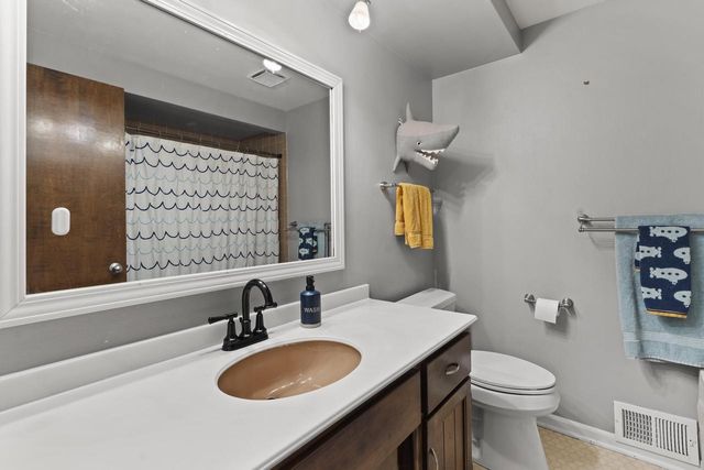 717 St Johns DRIVE, Delafield, WI 53018