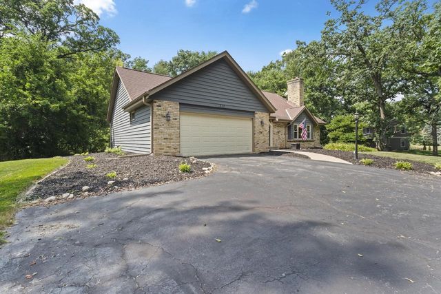 717 St Johns DRIVE, Delafield, WI 53018