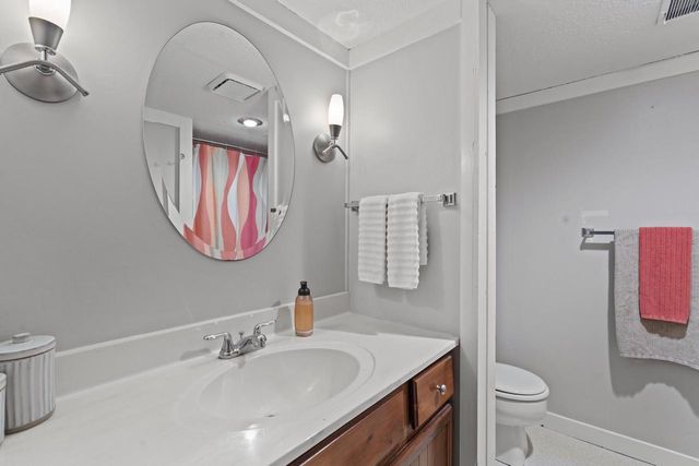 717 St Johns DRIVE, Delafield, WI 53018