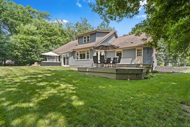 717 St Johns DRIVE, Delafield, WI 53018