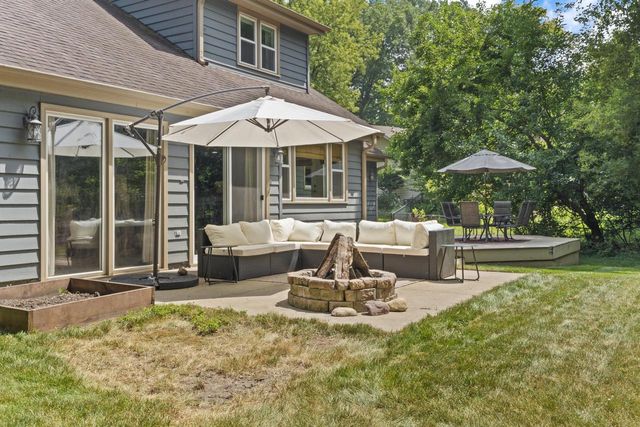 717 St Johns DRIVE, Delafield, WI 53018