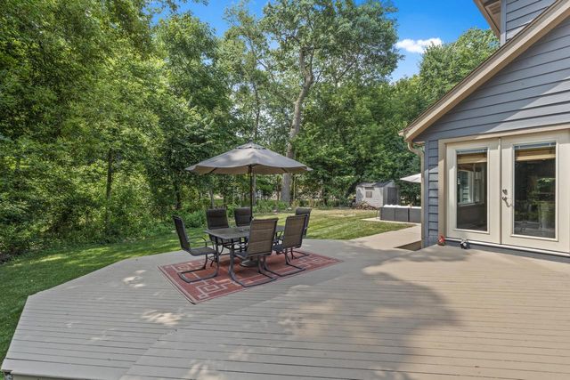 717 St Johns DRIVE, Delafield, WI 53018