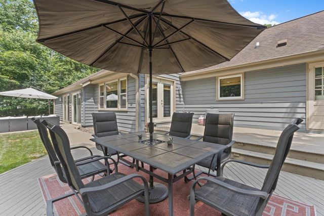 717 St Johns DRIVE, Delafield, WI 53018