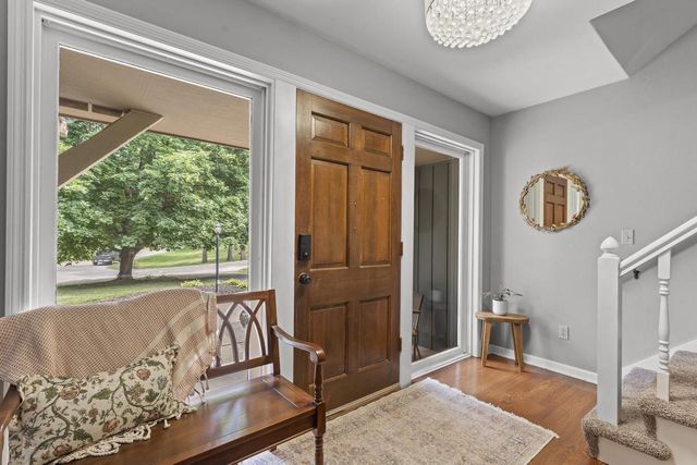717 St Johns DRIVE, Delafield, WI 53018