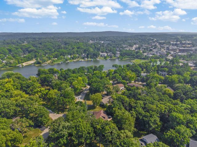 717 St Johns DRIVE, Delafield, WI 53018