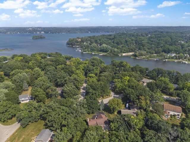717 St Johns DRIVE, Delafield, WI 53018