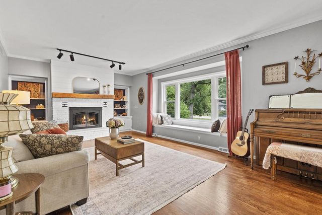 717 St Johns DRIVE, Delafield, WI 53018