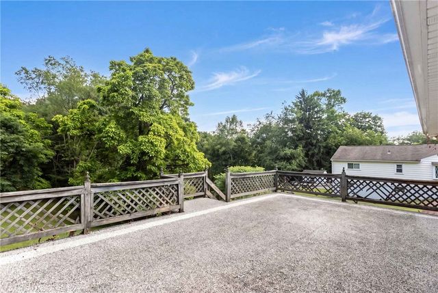 1641 Highland Rd, Economy, PA 15027