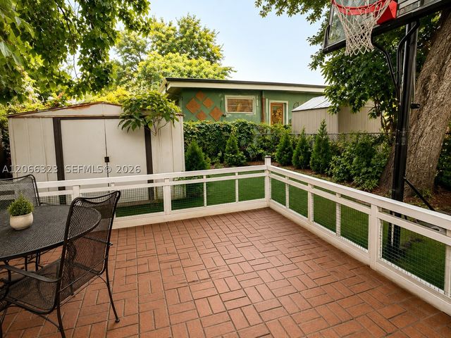 470 NW 52nd Ave, Miami, FL 33126