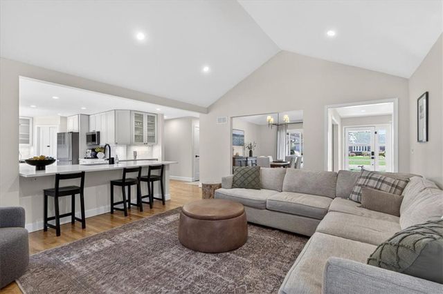 7616 W 98th Terrace, Overland Park, KS 66212