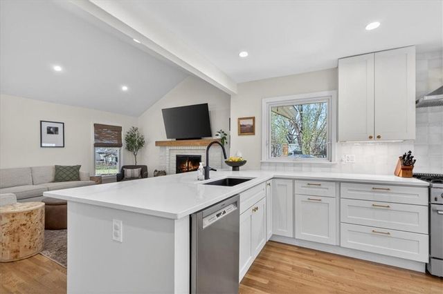 7616 W 98th Terrace, Overland Park, KS 66212