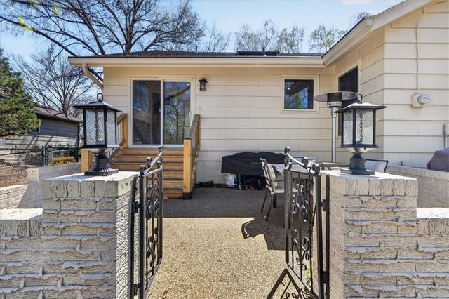 7616 W 98th Terrace, Overland Park, KS 66212