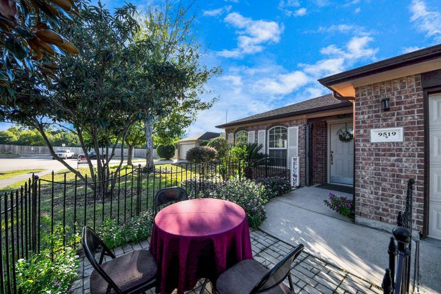 9519 Summer Laurel Lane, Houston, TX 77088