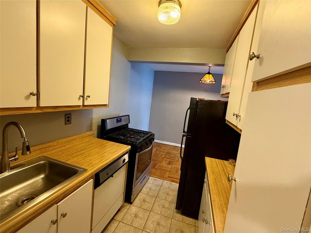 277 Bronx River Road 3M, Yonkers, NY 10704