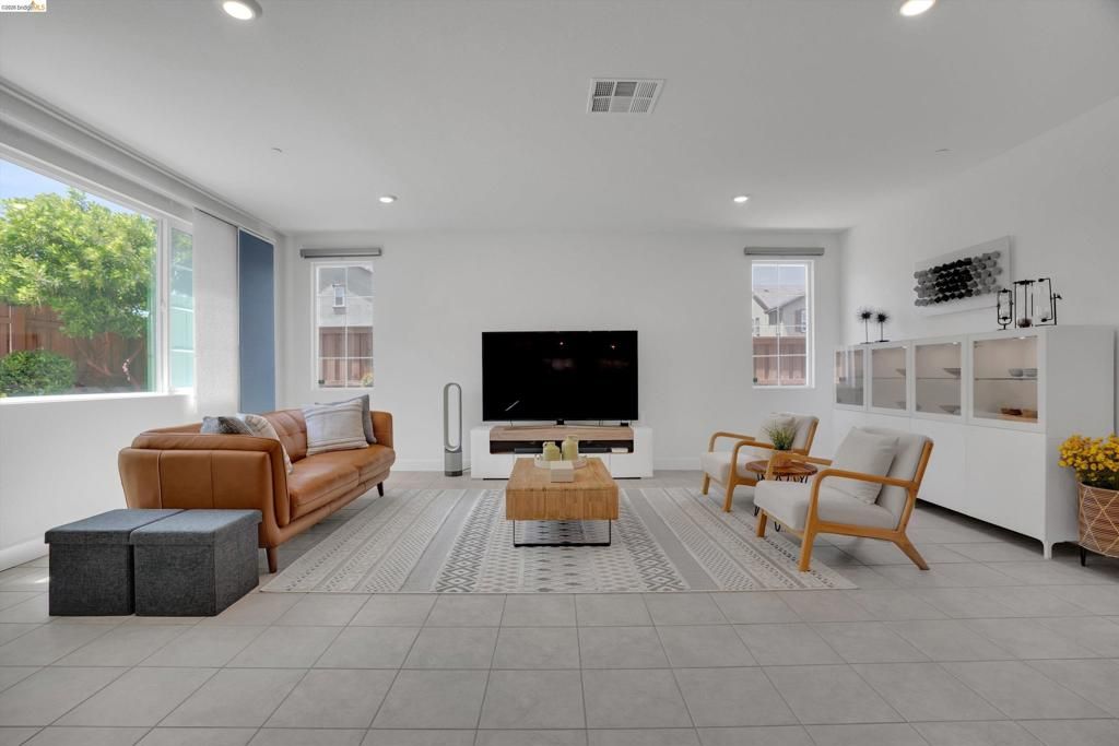 Image 13 of property listing at 1414 Orlando Blvd, Mountain House, CA 95391