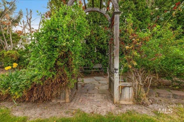 5744 N Millrun Avenue, Garden City, ID 83714