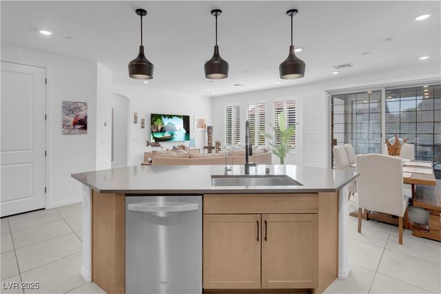 124 Lake Oasis Street, Henderson, NV 89011