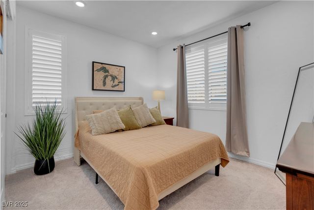 124 Lake Oasis Street, Henderson, NV 89011