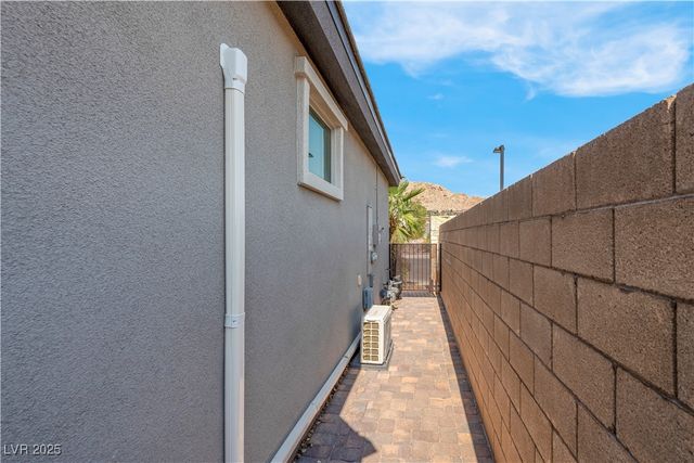 124 Lake Oasis Street, Henderson, NV 89011