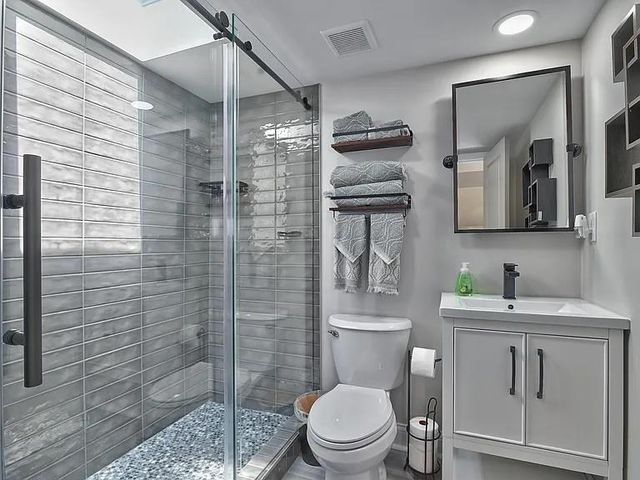 703 E 43rd Street, Kansas City, MO 64110